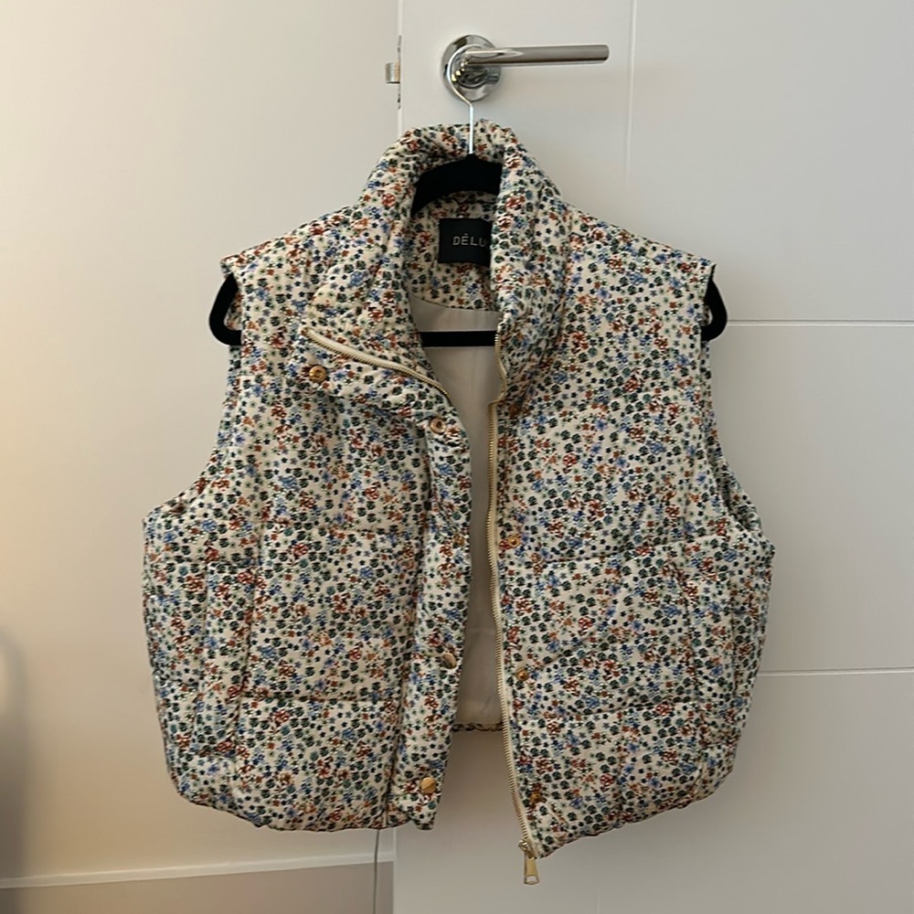 Flower vest! Great condition!!